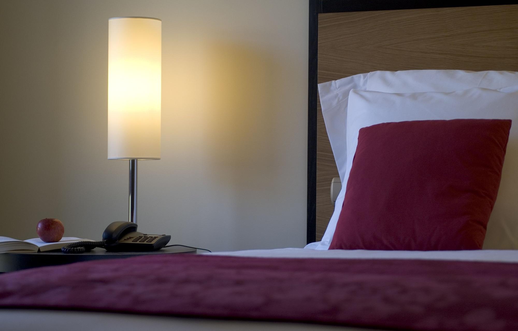 Pestana Casino Park Hotel & Casino Φουνκάλ Εξωτερικό φωτογραφία A lamp on a bedside table