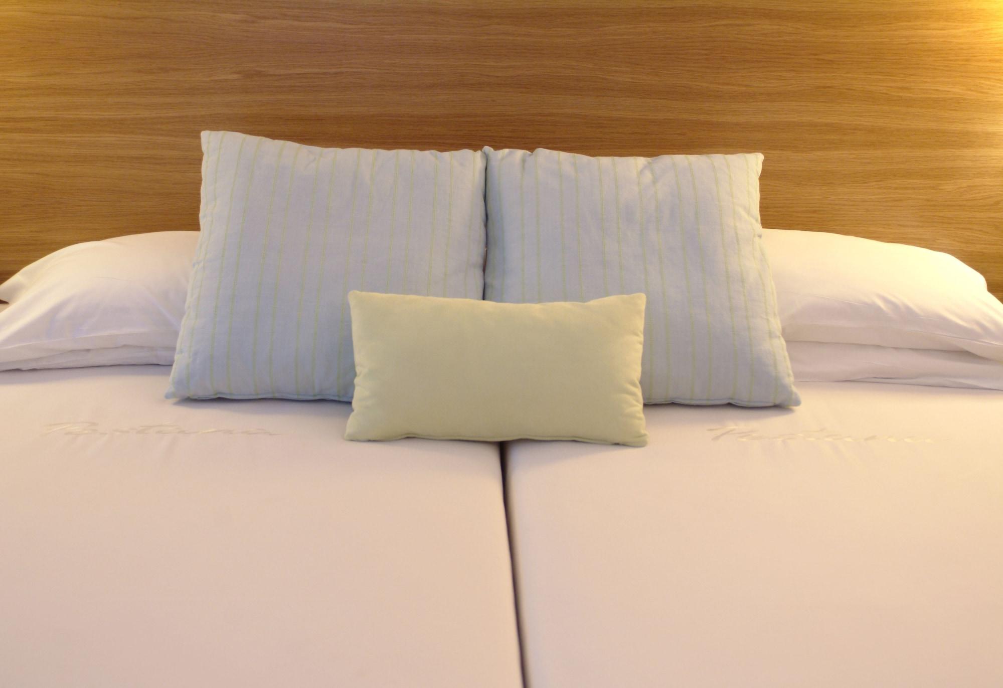 Pestana Casino Park Hotel & Casino Φουνκάλ Εξωτερικό φωτογραφία Pillows on a bed