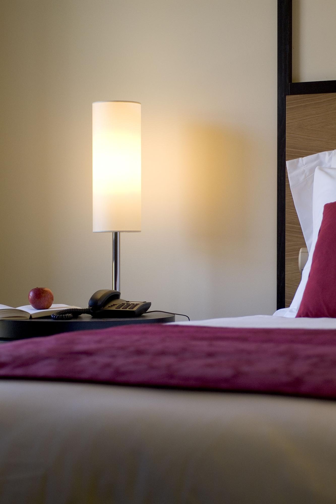 Pestana Casino Park Hotel & Casino Φουνκάλ Εξωτερικό φωτογραφία A lamp on a bedside table